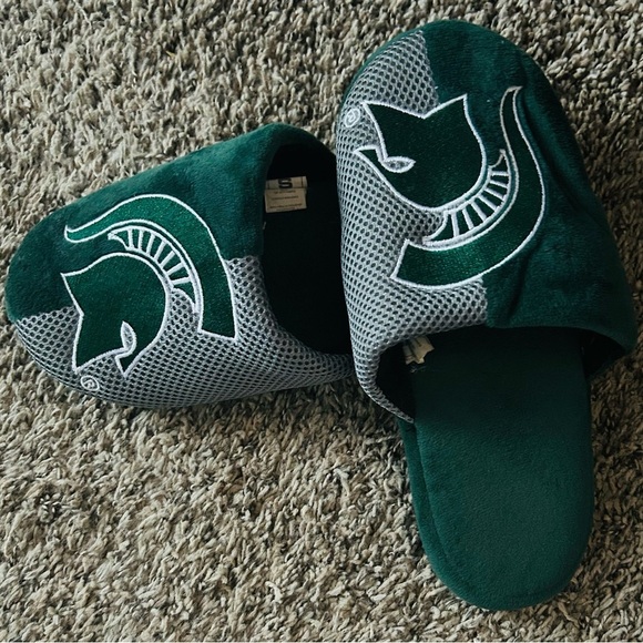 MICHIGAN STATE SPARTANS NCAA MENS LOGO STAYCATION SLIPPERS, 7/8 Small - Picture 2 of 5